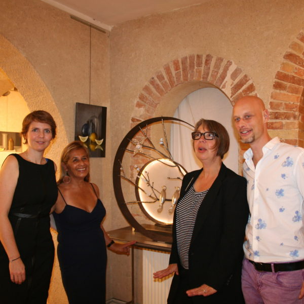 artiste galeriste Les artiste et le couple de galérite devant une sculpture d'Oriana Fierro