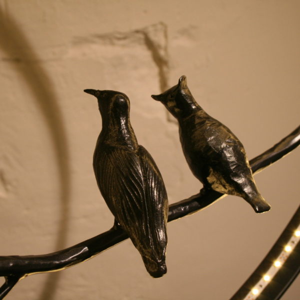 détail des oiseaux Détail d'une sculpture d'Oriana Fierro lors de l'exposition à la Galerie Jamault de Paris