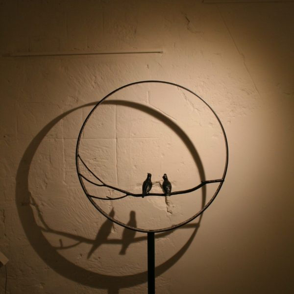 Oriana Fierro ombre portée des oiseaux sur le mur L'ombre portée de la sculpture d'Oriana Fierro lors de l'exposition à la Galerie Jamault de Paris