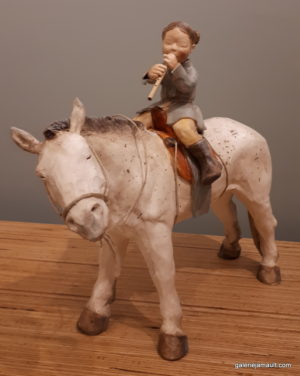 sculpture en terre cuite de Sandra Courlivant,enfant jouant de la flûte sur un cheval