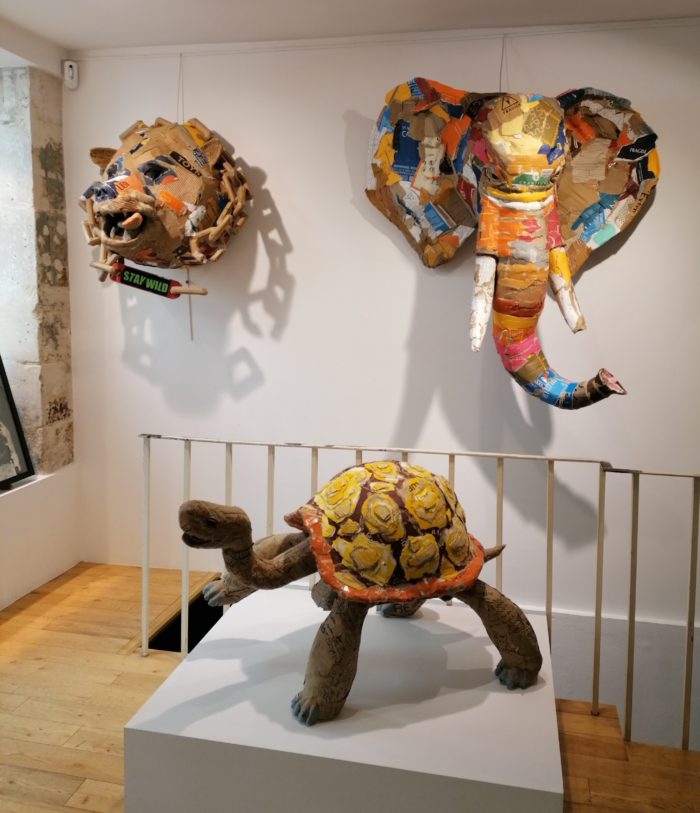 Vue des sculptures de Joanathan BESSACI dans la Galerie Jamault - Stay Wild - la tortue - Elephant