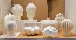 Vitrine avec les céramiques de Sophie DUMAS