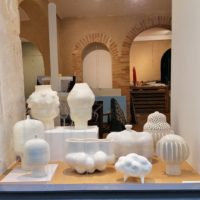 Vitrine avec les céramiques de Sophie DUMAS