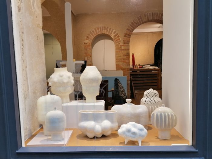 Vitrine avec les céramiques de Sophie DUMAS