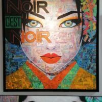 Tableau réalisé par Pauline Gagnon. Portrait d'une geisha sur fond de collages de bandes dessinées. Format carré.