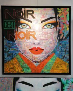 Tableau réalisé par Pauline Gagnon. Portrait d'une geisha sur fond de collages de bandes dessinées. Format carré.