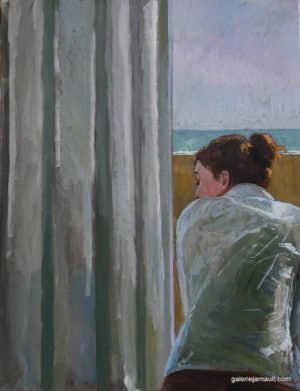 Visuel du tableau "La fenêtre", peint par James MACKEOWN, représentant une femme en chemise blanche regardant la plage depuis sa fenêtre.