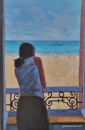 Visuel du tableau "A la fenêtre", peint par James MACKEOWN, représentant une jeune femme en tenue estivale, regardant la plage depuis sa fenêtre ouverte.