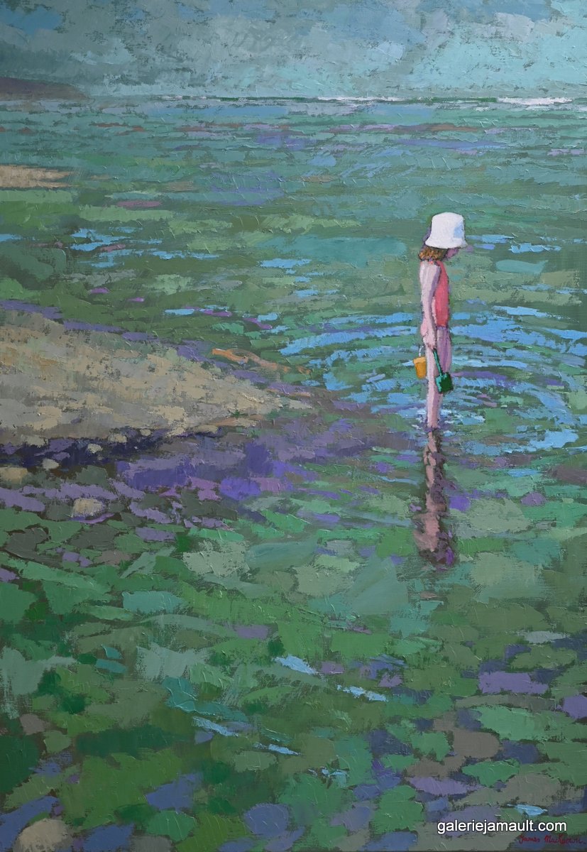 Visuel du tableau "La marée descendante", peint par James MACKEOWN, représentant une enfant en maillot de bain, coiffée d'un bob, avec une pelle et un seau dans les mains, au bord de l'eau.