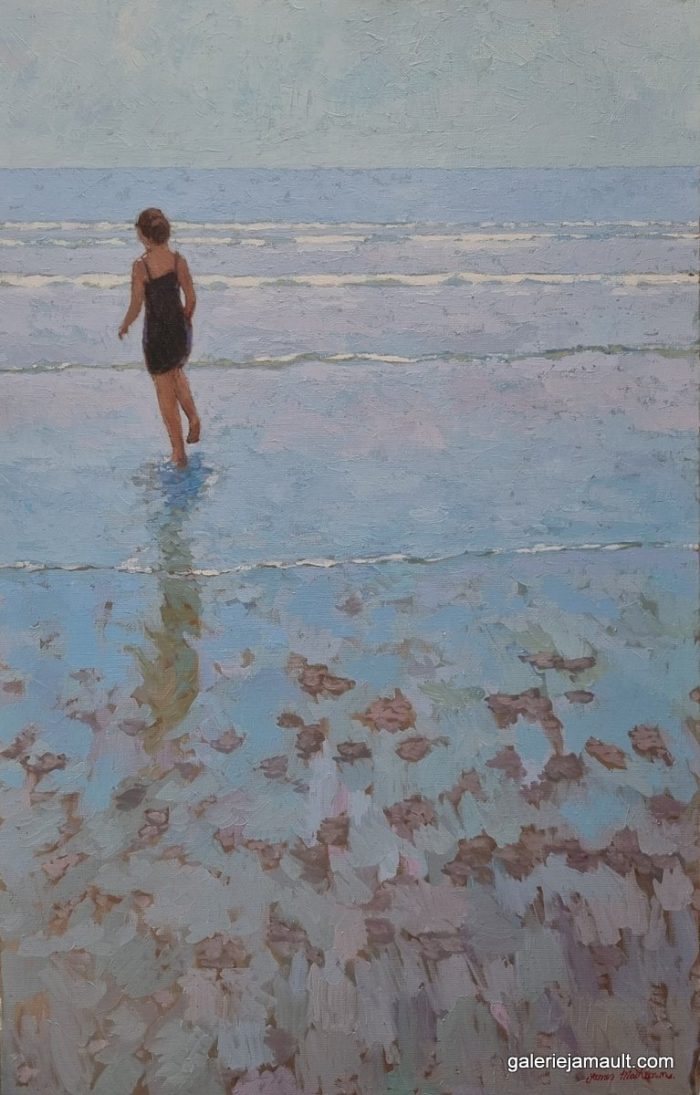 Visuel du tableau "L'écho", peint par James MACKEOWN, représentant une femme en tenue estivale marchant dans les vagues.