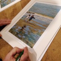Visuel présentant la signature en cours par l'artiste d'un tirage d'art issu d'un de ses tableaux. James MACKEOWN. Edition limitée de 30 exemplaires.