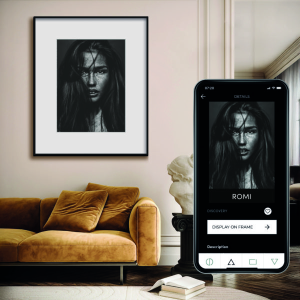 Contemporary,Interior,Design,Of,Living,Room.,Velvet,Brown,Sofa,With IONNYK Le premier cadre d’art connecté qui révolutionne le monde du design et de l’art photographique.