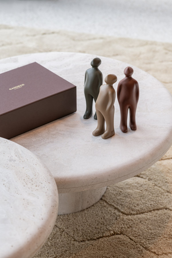 The visitor, sculpture en terre cuite de l'artiste Belge Guildo Deleu