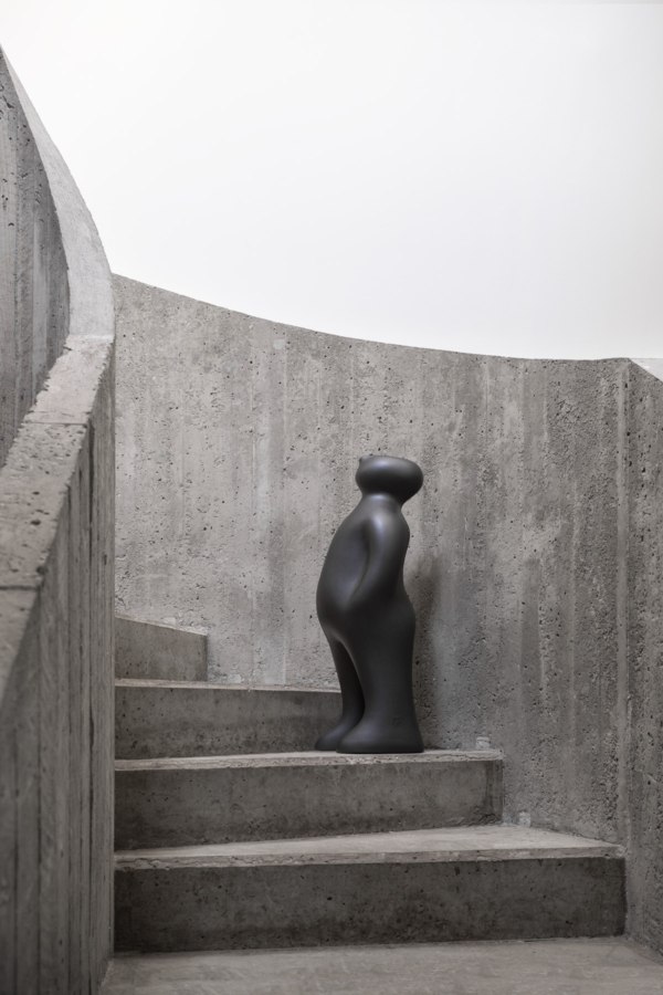 The visitor, sculpture en terre cuite de l'artiste Belge Guildo Deleu