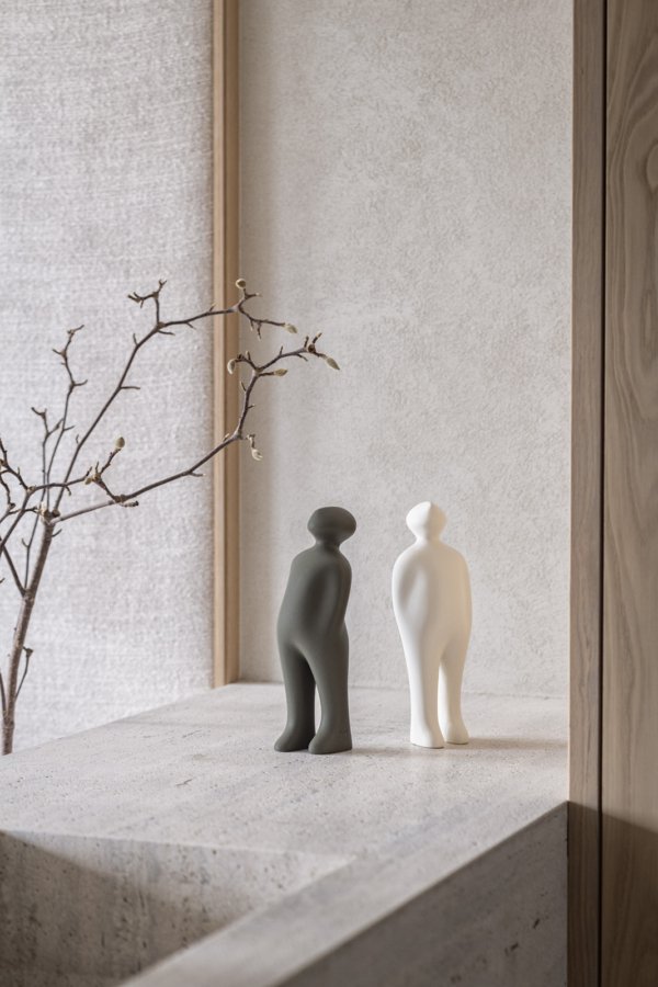 The visitor, sculpture en terre cuite de l'artiste Belge Guildo Deleu