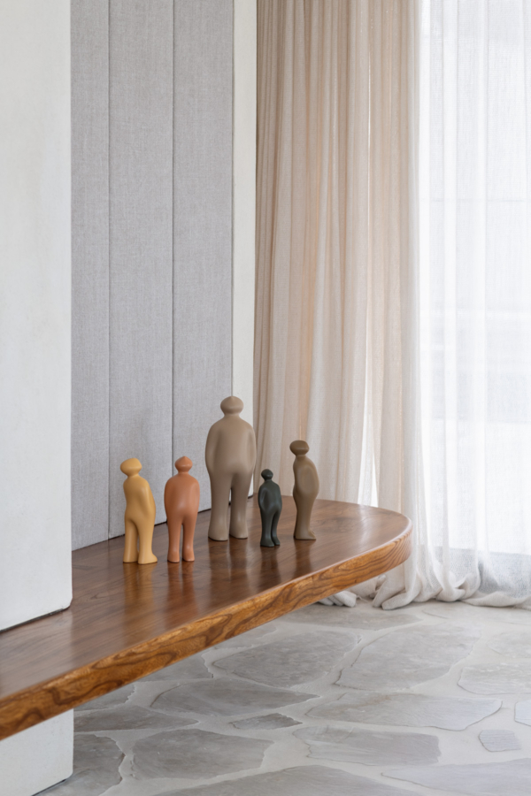 The visitor, sculpture en terre cuite de l'artiste Belge Guildo Deleu