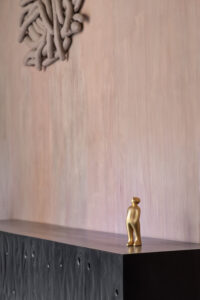 The visitor, sculpture en terre cuite de l'artiste Belge Guildo Deleu