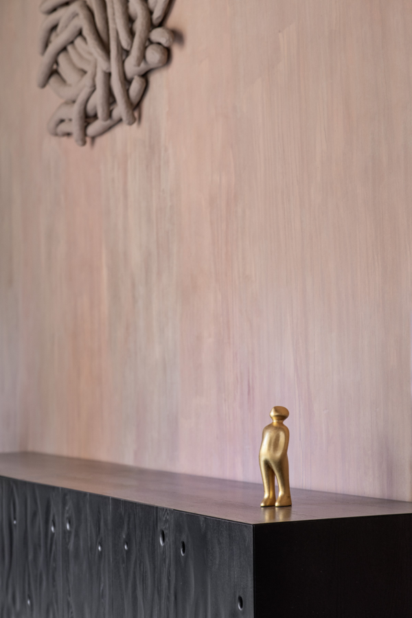 The visitor, sculpture en terre cuite de l'artiste Belge Guildo Deleu